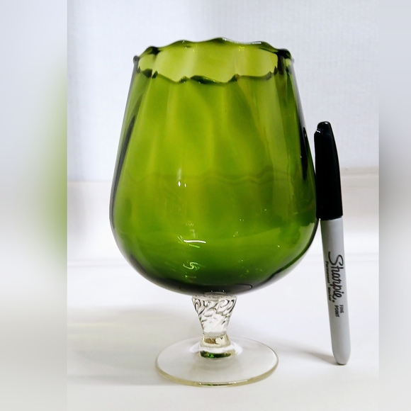 Vibrant Green Glass Art Vase with Organic Design - Picture 4 of 4